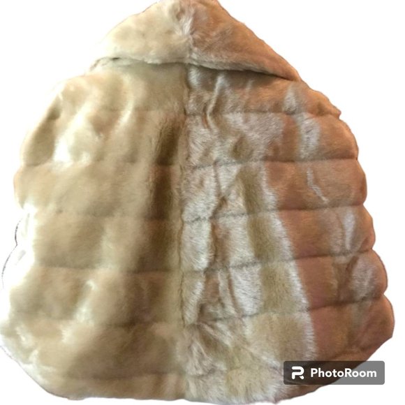 INC International Concepts Women's Faux Fur Cape - Picture 4 of 6